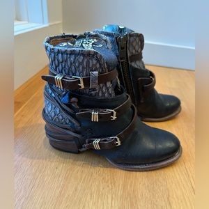 Freebird By Steven Crue in Brown & Blue Size 6 RARE